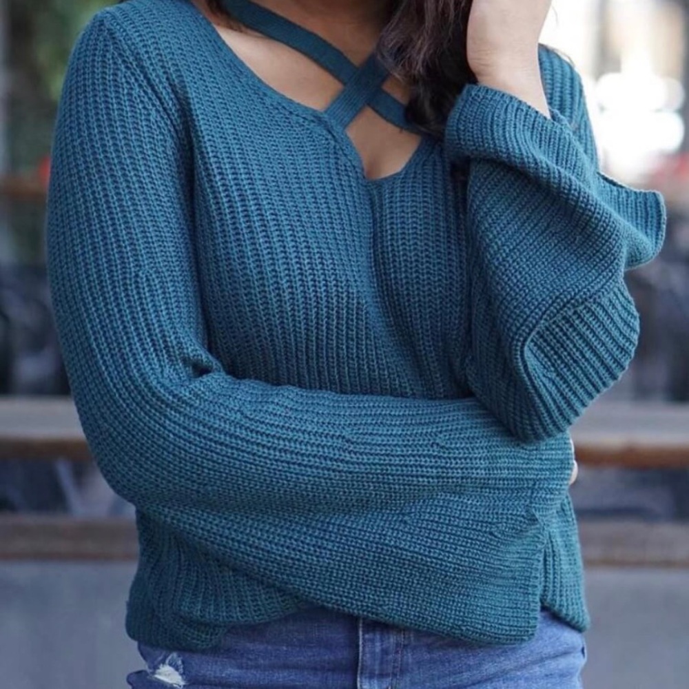CROSS-OVER DESIGN BLUE SWEATER NWOT